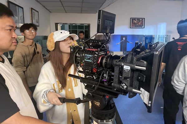 學(xué)生拍攝網(wǎng)劇。學(xué)校供圖