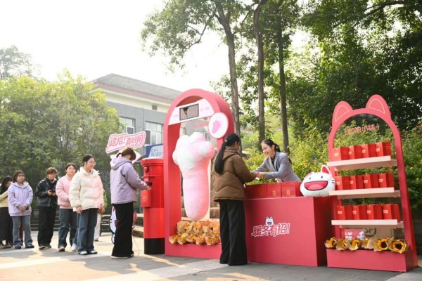 大學生志愿者參與公益活動。招商銀行重慶分行供圖