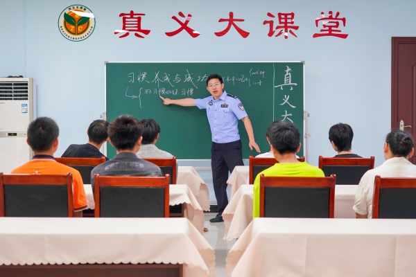 “真義大課堂”上的程真義。重慶市公安局供圖