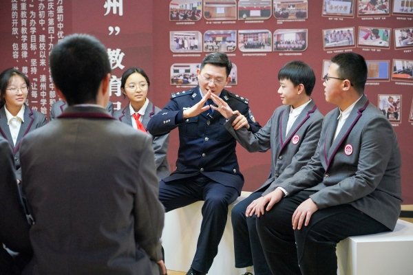 程真義與青少年面對面交流。重慶市公安局供圖