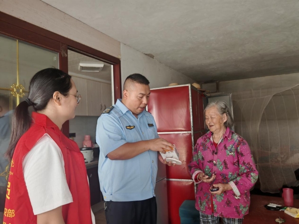 網(wǎng)格員與消防管理崗工作人員上門為獨(dú)居老人安裝煙霧報(bào)警器。棲霞鎮(zhèn)供圖