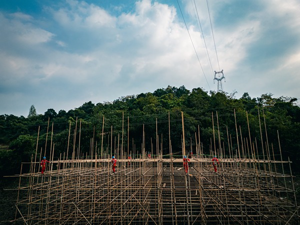 開展跨線架網(wǎng)防護(hù)工作。國網(wǎng)永川供電公司供圖