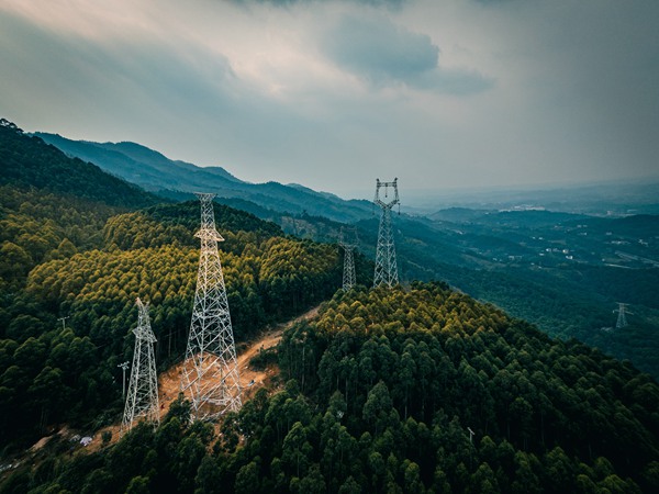 組塔作業(yè)已完成55%。國網(wǎng)永川供電公司供圖