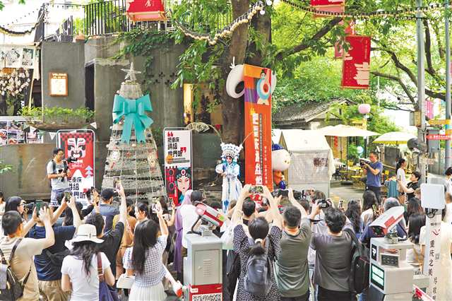 北倉街區(qū)精彩的活動吸引游客拍照打卡?！。ㄊ茉L者供圖）