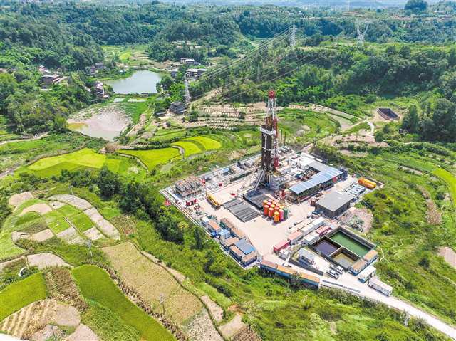 忠縣永豐鎮(zhèn)，正在進行鉆井作業(yè)的興頁1試采站（本報資料圖片）。記者 張春曉 攝/視覺重慶