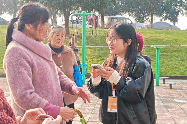 隨機(jī)訪談。重慶市一福養(yǎng)老發(fā)展中心供圖