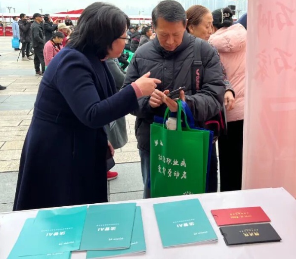 為市民答疑解惑?；顒?dòng)主辦方供圖