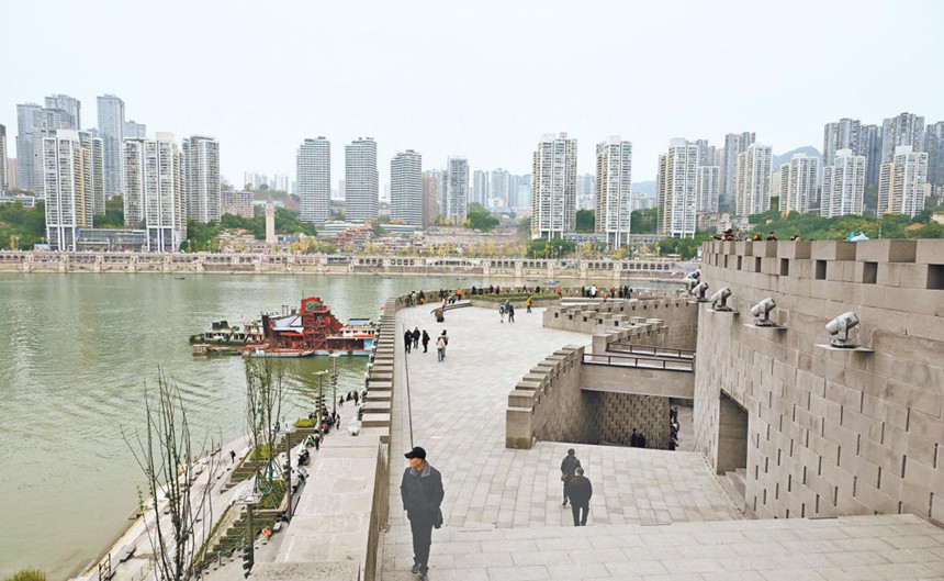 12月4日，不少市民前往朝天門(mén)到洪崖洞濱江步道休閑游玩?！∮浾?羅斌 攝/視覺(jué)重慶