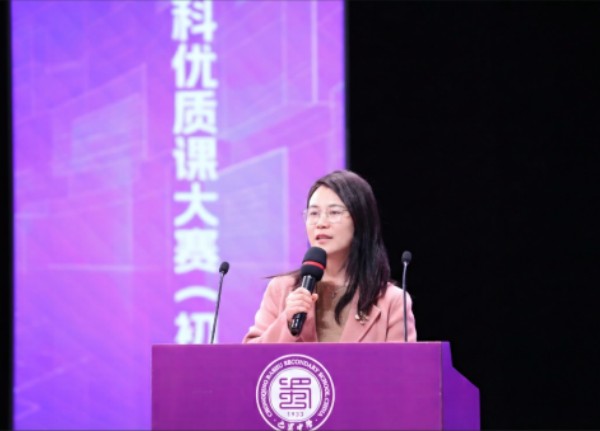 重慶市教科院教研員劉奕作大賽總結(jié)。重慶市巴蜀中學供圖