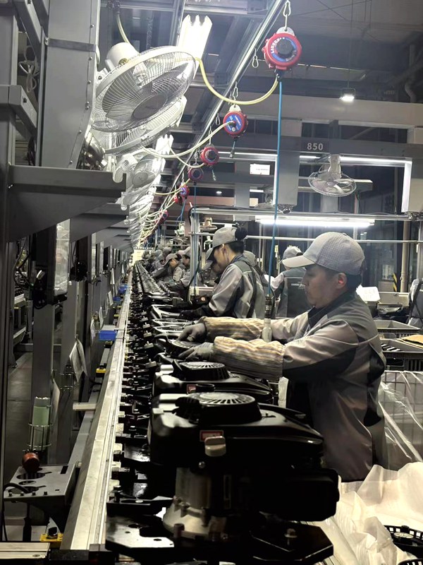 工人熟練作業(yè)。代婧靚攝