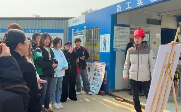 學(xué)生實(shí)地調(diào)研。長江師范學(xué)院供圖