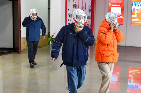 開(kāi)展消防應(yīng)急演練。國(guó)網(wǎng)重慶合川供電公司供圖