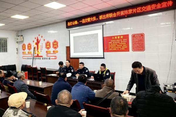 開(kāi)展交通安全宣傳。巴南區(qū)交通管理支隊(duì)一品大隊(duì)供圖