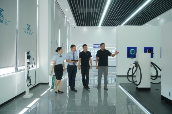 郵儲銀行工作人員深入企業(yè)走訪交流。郵儲銀行重慶分行供圖