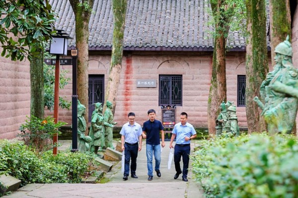 郵儲銀行工作人員走訪調(diào)研釣魚城景區(qū)并與相關(guān)負(fù)責(zé)人交談。郵儲銀行重慶分行供圖