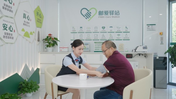 郵儲銀行重慶分行郵愛驛站為市民提供多樣化關(guān)懷服務(wù)。郵儲銀行重慶分行供圖