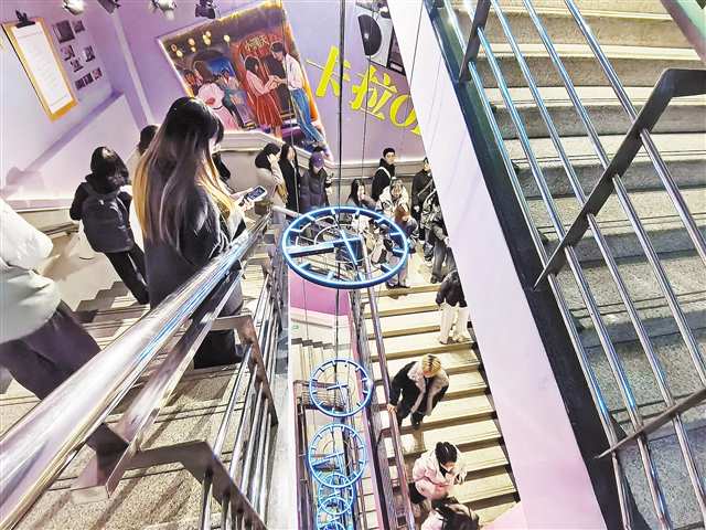 重百大樓樓梯間變身“時(shí)光塔”。記者 李晟 攝\視覺(jué)重慶