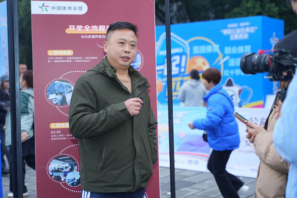 曾先生分享購彩兌獎經(jīng)歷和了解體彩公益金的感受。重慶體彩供圖