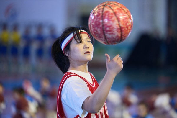 2025年12月6日，綦江區(qū)體育館，精彩的球類表演節(jié)目。記者 李雨恒 攝