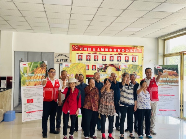 農(nóng)戶點(diǎn)贊人保財(cái)險(xiǎn)萬(wàn)州分公司高效理賠服務(wù)。人保財(cái)險(xiǎn)萬(wàn)州分公司供圖