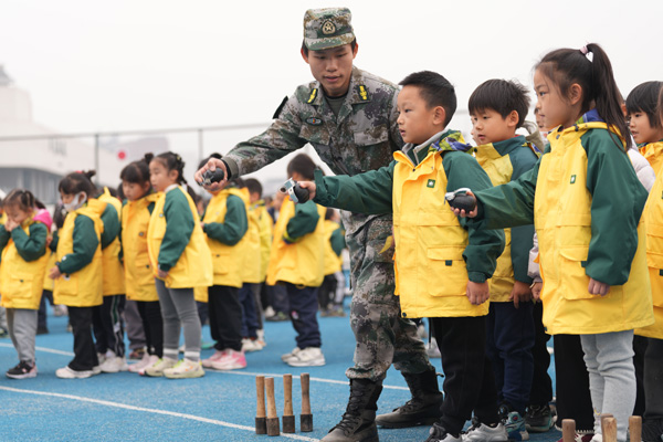 學(xué)生們?cè)谶M(jìn)行投擲體驗(yàn)。周久淞攝