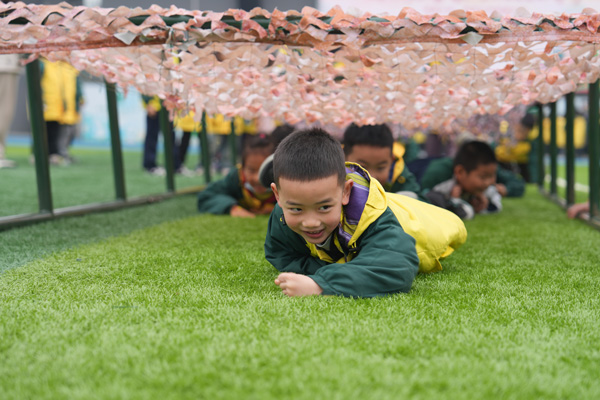 匍匐前進(jìn)。周久淞攝