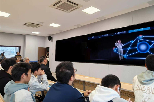 計信學院副院長馮驥授課全息課程。重慶師范大學供圖