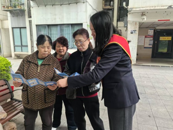 沙坪壩支行走進(jìn)社區(qū)針對(duì)老年人重點(diǎn)講解網(wǎng)絡(luò)陷阱防范、出租出借銀行卡危害等，采用“一對(duì)一”講解模式提升理解度。農(nóng)發(fā)行重慶市分行供圖