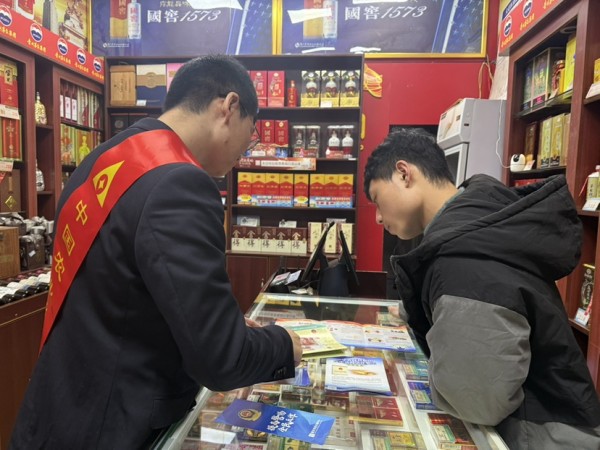 大足支行組織宣傳人員前往大足區(qū)龍崗街道，面向商戶及公眾發(fā)放宣傳折頁(yè)，解答疑問(wèn)，提示警惕非法集資、電信網(wǎng)絡(luò)詐騙等涉洗錢風(fēng)險(xiǎn)。農(nóng)發(fā)行重慶市分行供圖