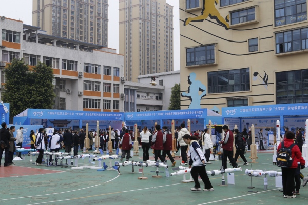 萬盛經(jīng)開區(qū)第九屆中小學(xué)科技節(jié)成果展。主辦方供圖