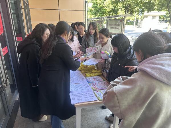 進行健康知識科普。銅梁區(qū)婦聯(lián)供圖