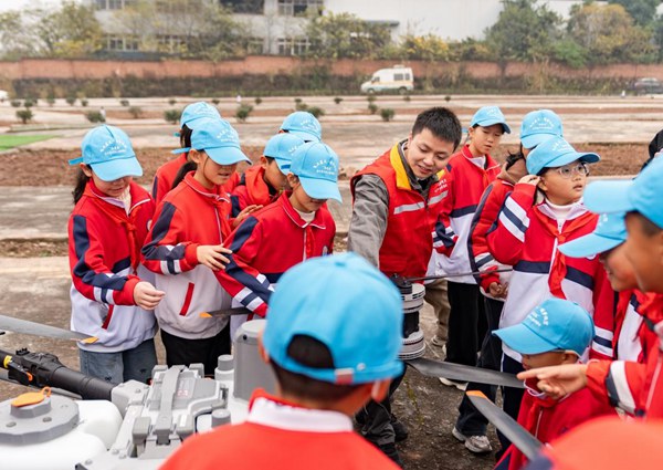 陳思鴻向孩子們授課。國網(wǎng)重慶永川供電公司供圖