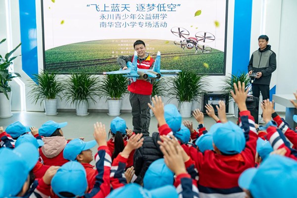 陳思鴻向孩子們授課。國網(wǎng)重慶永川供電公司供圖