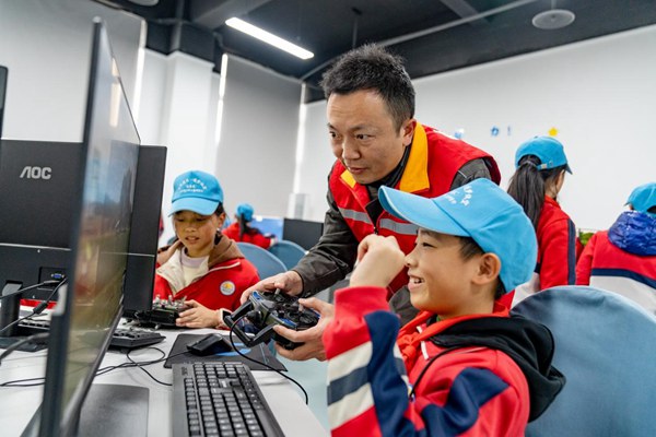 何濤與孩子們互動。國網(wǎng)重慶永川供電公司供圖