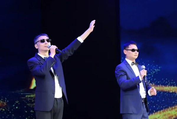 歌曲《愛(ài)帶來(lái)光明》。王瑾桉攝