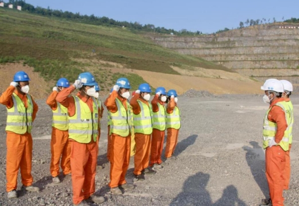 班前安全交底。中國能建易普力公司供圖