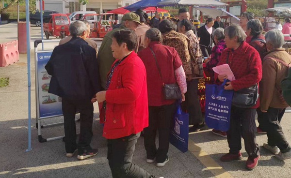 重慶燃?xì)饬浩焦驹诎矂冁?zhèn)進(jìn)行燃?xì)獍踩麄鳌V貞c燃?xì)饧瘓F(tuán)供圖