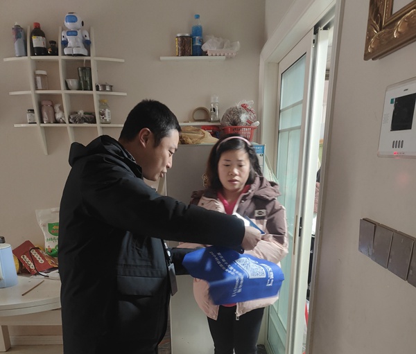 燃?xì)夤ぷ魅藛T入戶進(jìn)行安全宣傳。重慶燃?xì)饧瘓F(tuán)供圖